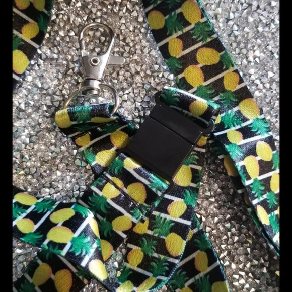 🎁 Free With Purchase - Picture 2 of 2